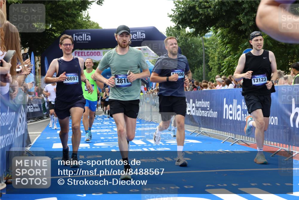 29.06.2025 - hella hamburg halbmarathon Strokosch-Dieckow http://msf.ph/oto/8488567 29.06.2025 10:44:05 Ziel 1391, 1558, 2816, 3021, 4981, 4999, 5231, 6705, 9081, 9633, 10193, 10930, 11346, 12159, 13123, 14686, 14687, 15225, 15280, 15383, 16506, 16648, 16697, 17516, 17748, 17977, 18004, 18691 meine-sportfotos.de