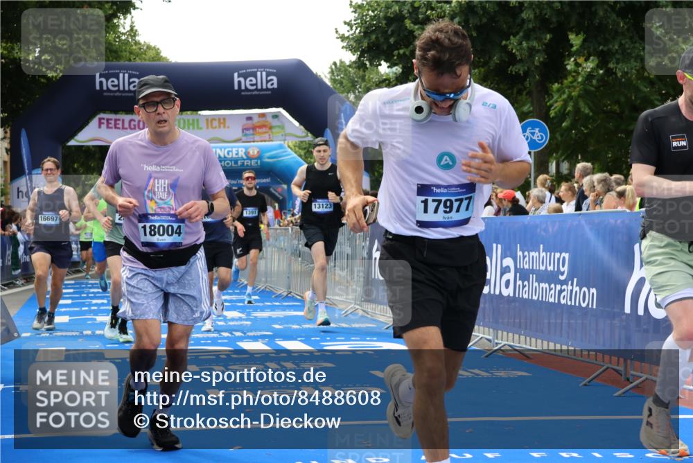 29.06.2025 - hella hamburg halbmarathon Strokosch-Dieckow http://msf.ph/oto/8488608 29.06.2025 10:44:03 Ziel 1391, 1558, 2816, 3021, 4981, 4999, 5231, 6705, 8063, 8900, 9081, 9633, 10193, 10596, 10930, 11346, 13123, 15383, 16506, 16648, 16697, 17516, 17748, 17977, 18004 meine-sportfotos.de