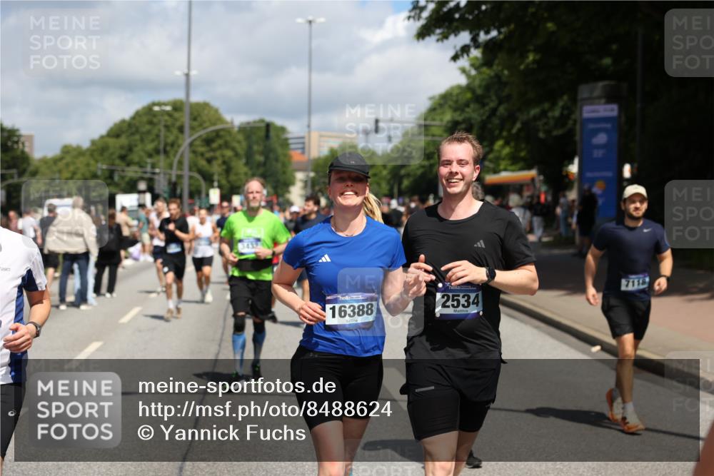 29.06.2025 - hella hamburg halbmarathon Yannick Fuchs http://msf.ph/oto/8488624 29.06.2025 11:36:47 20KM 1118, 1192, 1901, 2534, 3432, 3653, 3873, 3883, 5564, 5847, 5849, 5876, 6088, 6362, 6363, 6806, 6866, 6876, 7118, 7119, 7244, 7506, 7575, 7576, 7661, 8198, 8199, 8300, 8301, 8549, 8612, 8674, 8706, 8865, 8866, 9432, 9495, 10696, 10835, 11229, 11242, 11550, 11826, 13330, 13970, 13971, 14096, 14558, 14608, 14851, 14915, 15452, 15453, 15617, 15618, 15685, 16352, 16388, 16582, 16706, 16916, 17041, 17684, 18269, 18864 meine-sportfotos.de