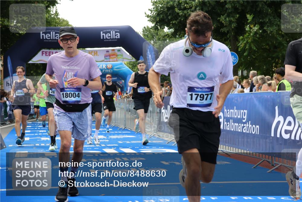 29.06.2025 - hella hamburg halbmarathon Strokosch-Dieckow http://msf.ph/oto/8488630 29.06.2025 10:44:03 Ziel 1391, 1558, 2816, 3021, 4981, 4999, 5231, 6705, 8063, 8900, 9081, 9633, 10193, 10596, 10930, 11346, 13123, 15383, 16506, 16648, 16697, 17516, 17748, 17977, 18004 meine-sportfotos.de
