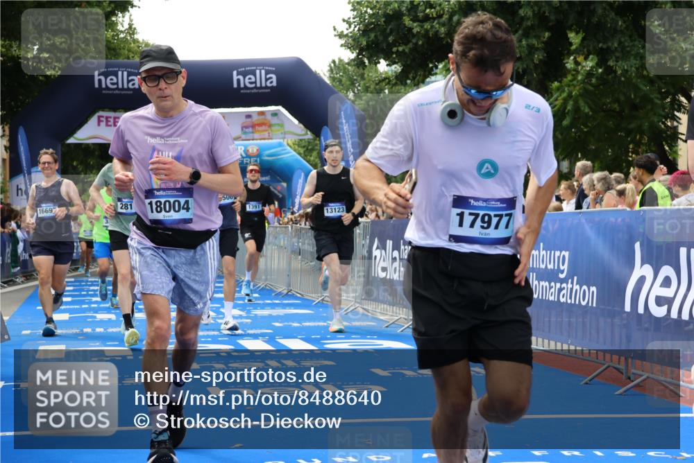 29.06.2025 - hella hamburg halbmarathon Strokosch-Dieckow http://msf.ph/oto/8488640 29.06.2025 10:44:03 Ziel 1391, 1558, 2816, 3021, 4981, 4999, 5231, 6705, 8063, 8900, 9081, 9633, 10193, 10596, 10930, 11346, 13123, 15383, 16506, 16648, 16697, 17516, 17748, 17977, 18004 meine-sportfotos.de