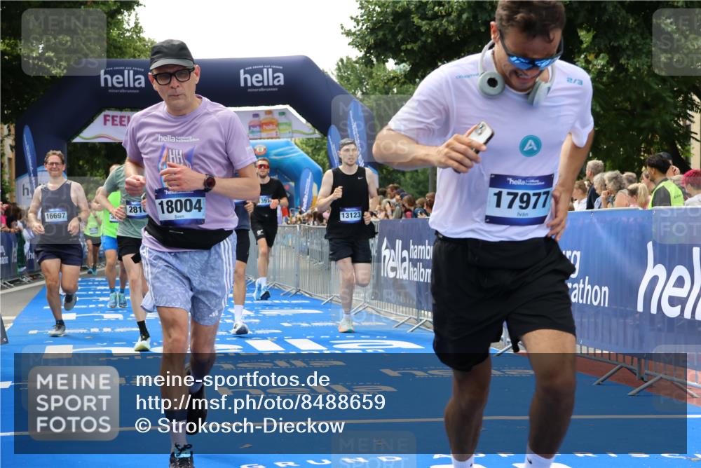 29.06.2025 - hella hamburg halbmarathon Strokosch-Dieckow http://msf.ph/oto/8488659 29.06.2025 10:44:03 Ziel 1391, 1558, 2816, 3021, 4981, 4999, 5231, 6705, 8063, 8900, 9081, 9633, 10193, 10596, 10930, 11346, 13123, 15383, 16506, 16648, 16697, 17516, 17748, 17977, 18004 meine-sportfotos.de