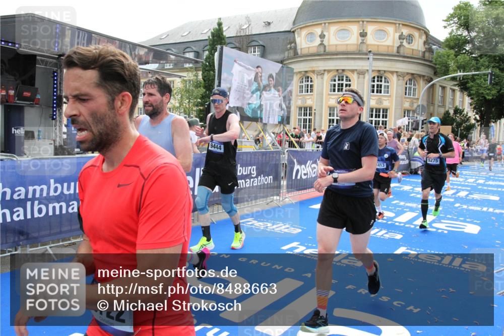 29.06.2025 - hella hamburg halbmarathon Michael Strokosch http://msf.ph/oto/8488663 29.06.2025 10:44:22 Ziel 1220, 1413, 1415, 1902, 5275, 5884, 7005, 7191, 8722, 9444, 12528, 16301, 16316, 16547, 16893 meine-sportfotos.de