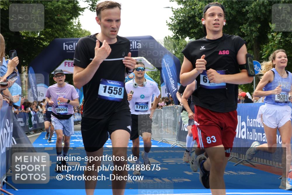 29.06.2025 - hella hamburg halbmarathon Strokosch-Dieckow http://msf.ph/oto/8488675 29.06.2025 10:44:02 Ziel 1391, 1558, 2816, 3021, 4981, 5231, 6705, 8063, 8900, 9081, 9633, 10193, 10596, 10930, 11346, 12438, 13123, 15383, 16506, 16648, 16697, 17516, 17748, 17977, 18004 meine-sportfotos.de