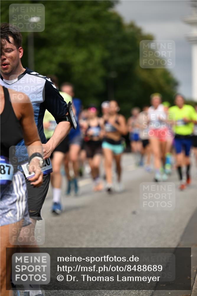 29.06.2025 - hella hamburg halbmarathon Dr. Thomas Lammeyer http://msf.ph/oto/8488689 29.06.2025 10:21:29 Kennedybrücke 1083, 1137, 1156, 1795, 2225, 2259, 2860, 2908, 3210, 3464, 3466, 3802, 3803, 4852, 5390, 5929, 5930, 5995, 6126, 6128, 6254, 6336, 6352, 6520, 6522, 6786, 7011, 7114, 7115, 7291, 7945, 8210, 8253, 8309, 8351, 8433, 8558, 8895, 9259, 9400, 9647, 9848, 10460, 10592, 10620 meine-sportfotos.de