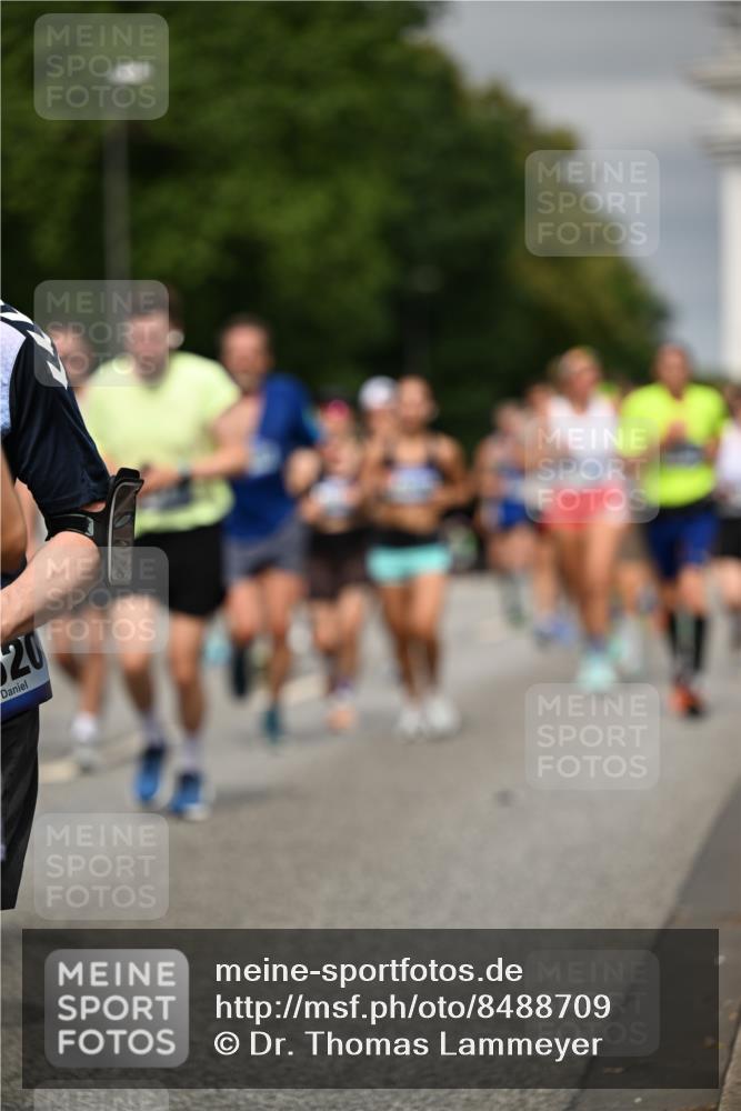 29.06.2025 - hella hamburg halbmarathon Dr. Thomas Lammeyer http://msf.ph/oto/8488709 29.06.2025 10:21:29 Kennedybrücke 1083, 1137, 1156, 1795, 2225, 2259, 2860, 2908, 3210, 3464, 3466, 3802, 3803, 4852, 5390, 5929, 5930, 5995, 6126, 6128, 6254, 6336, 6352, 6520, 6522, 6786, 7011, 7114, 7115, 7291, 7945, 8210, 8253, 8309, 8351, 8433, 8558, 8895, 9259, 9400, 9647, 9848, 10460, 10592, 10620 meine-sportfotos.de
