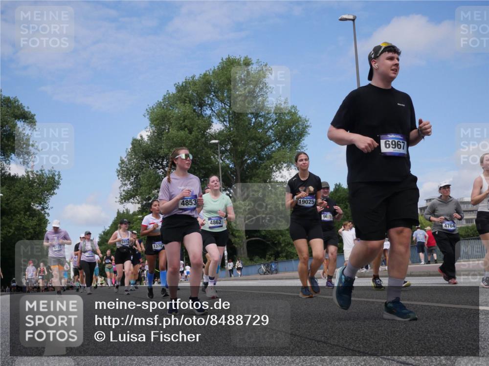 29.06.2025 - hella hamburg halbmarathon Luisa Fischer http://msf.ph/oto/8488729 29.06.2025 11:26:33 Kennedybrücke 5103, 13642, 6974, 1378, 4853, 4862, 19025, 96, 6967, 4764, 1016, 1378, 1556, 3483, 3704, 4853, 4862, 5103, 5332, 5758, 6755, 6967, 6974, 9678 meine-sportfotos.de