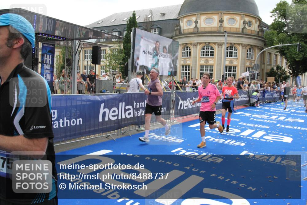 29.06.2025 - hella hamburg halbmarathon Michael Strokosch http://msf.ph/oto/8488737 29.06.2025 10:44:24 Ziel 1220, 1413, 1415, 1902, 5275, 7191, 8722, 9444, 12528, 16547, 16803, 16893, 18806 meine-sportfotos.de
