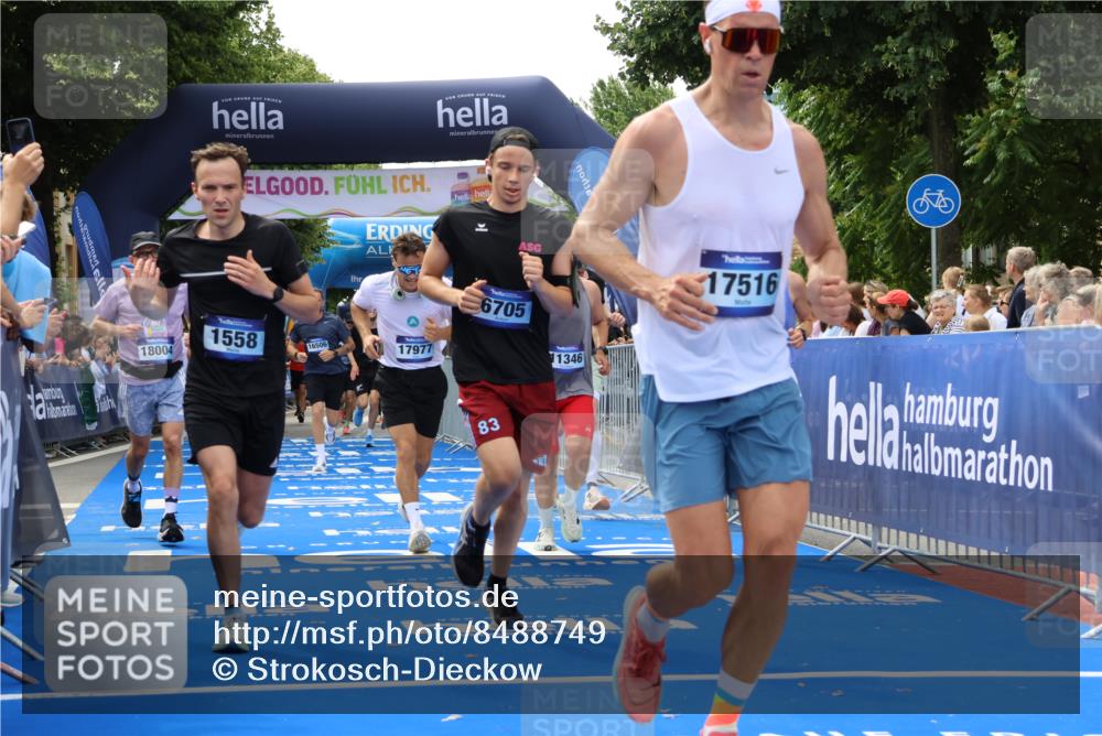29.06.2025 - hella hamburg halbmarathon Strokosch-Dieckow http://msf.ph/oto/8488749 29.06.2025 10:44:01 Ziel 1391, 1558, 2816, 3021, 4981, 6705, 8063, 8900, 9081, 9633, 10193, 10596, 10930, 11346, 12438, 13123, 15383, 16506, 16549, 16648, 16697, 17403, 17516, 17977, 18004 meine-sportfotos.de