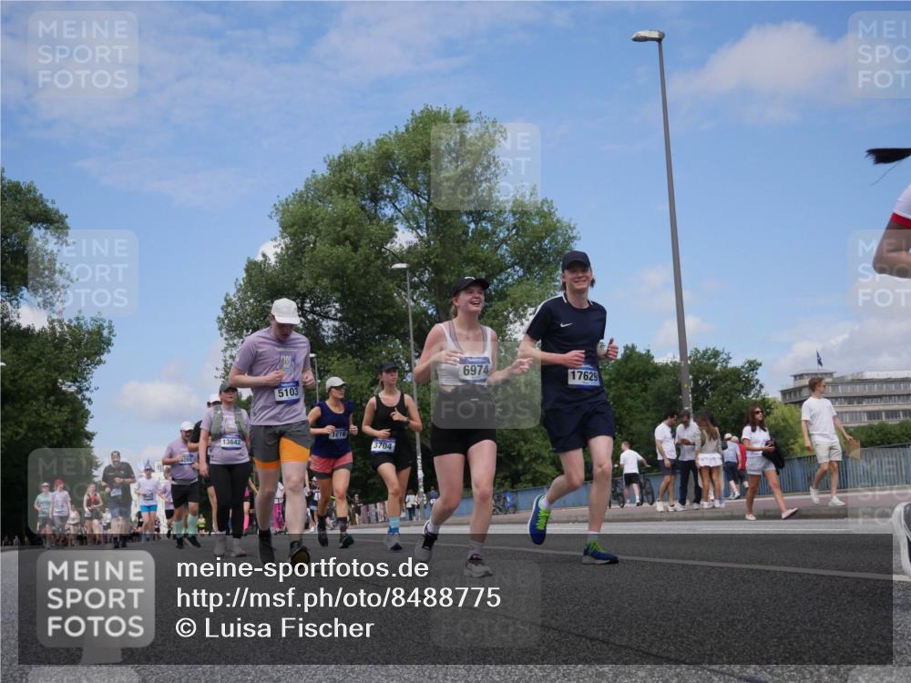 29.06.2025 - hella hamburg halbmarathon Luisa Fischer http://msf.ph/oto/8488775 29.06.2025 11:26:37 Kennedybrücke 268, 13642, 5103, 1016, 3704, 6974, 17629, 1016, 3704, 4853, 4862, 5103, 5332, 5758, 6755, 6967, 6974, 9678, 9729 meine-sportfotos.de