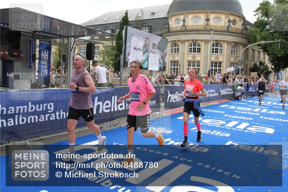 29.06.2025 - hella hamburg halbmarathon Michael Strokosch http://msf.ph/oto/8488780 29.06.2025 10:44:25 Ziel 1220, 1413, 1902, 4310, 4691, 5275, 7191, 9444, 12327, 12528, 16547, 16803, 16893, 18806 meine-sportfotos.de