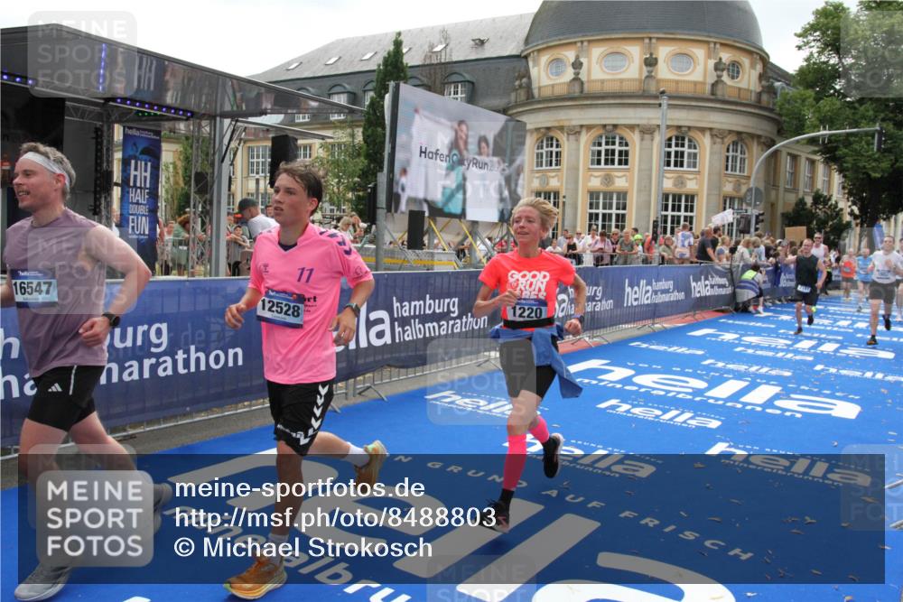 29.06.2025 - hella hamburg halbmarathon Michael Strokosch http://msf.ph/oto/8488803 29.06.2025 10:44:25 Ziel 1220, 1413, 1902, 4310, 4691, 5275, 7191, 9444, 12327, 12528, 16547, 16803, 16893, 18806 meine-sportfotos.de