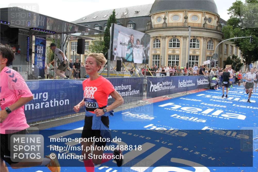 29.06.2025 - hella hamburg halbmarathon Michael Strokosch http://msf.ph/oto/8488818 29.06.2025 10:44:26 Ziel 1057, 1220, 1902, 4310, 4691, 7191, 12327, 12528, 16547, 16803, 18806 meine-sportfotos.de