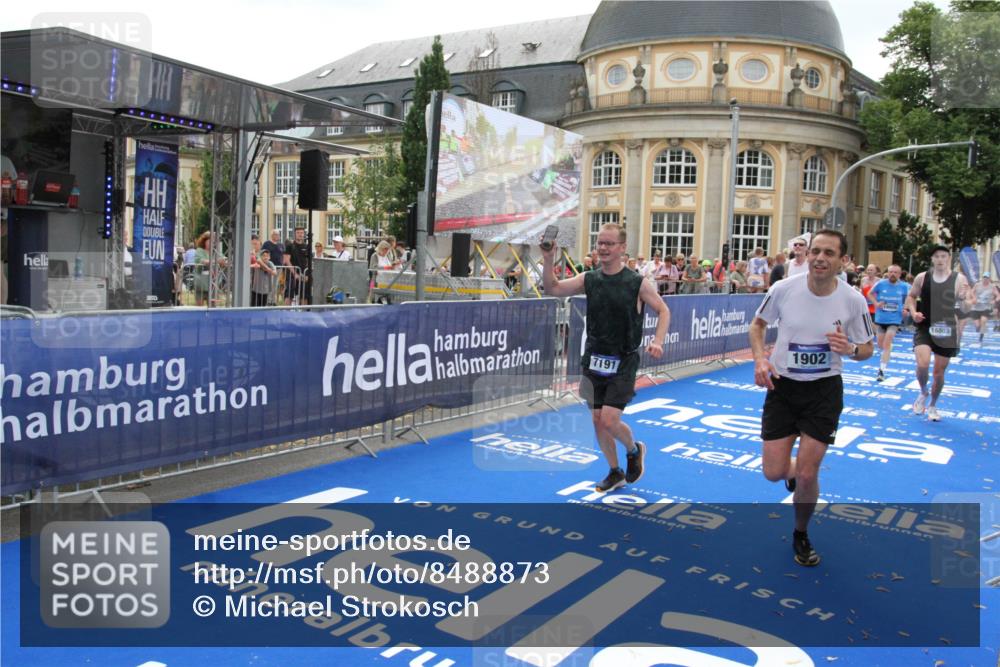 29.06.2025 - hella hamburg halbmarathon Michael Strokosch http://msf.ph/oto/8488873 29.06.2025 10:44:28 Ziel 1057, 1902, 4310, 4691, 7191, 8928, 12327, 12554, 14667, 16803, 17729, 18806 meine-sportfotos.de