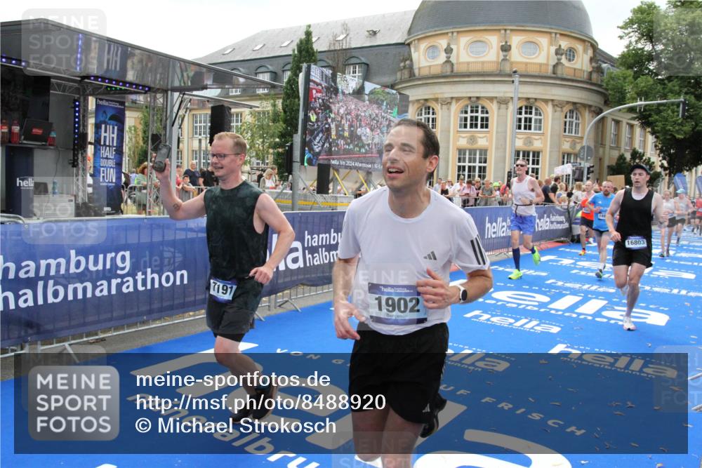 29.06.2025 - hella hamburg halbmarathon Michael Strokosch http://msf.ph/oto/8488920 29.06.2025 10:44:28 Ziel 1057, 1902, 4310, 4691, 7191, 8928, 12327, 12554, 14667, 16803, 17729, 18806 meine-sportfotos.de