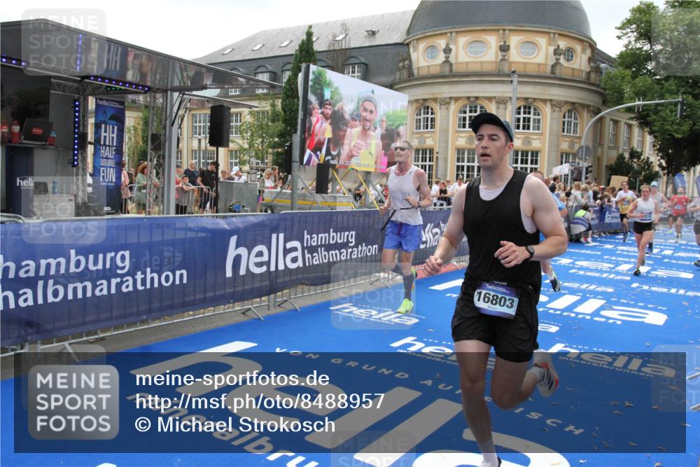 29.06.2025 - hella hamburg halbmarathon Michael Strokosch http://msf.ph/oto/8488957 29.06.2025 10:44:30 Ziel 1057, 1902, 4310, 4691, 7191, 7322, 8928, 12327, 12554, 14464, 14667, 16803, 17729, 18765, 18806 meine-sportfotos.de