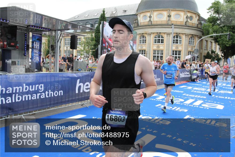 29.06.2025 - hella hamburg halbmarathon Michael Strokosch http://msf.ph/oto/8488975 29.06.2025 10:44:30 Ziel 1057, 1902, 4310, 4691, 7191, 7322, 8928, 12327, 12554, 14464, 14667, 16803, 17729, 18765, 18806 meine-sportfotos.de