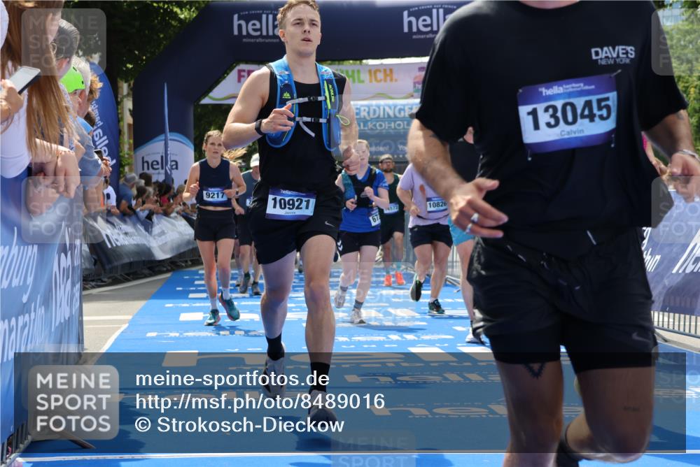 29.06.2025 - hella hamburg halbmarathon Strokosch-Dieckow http://msf.ph/oto/8489016 29.06.2025 11:30:05 Ziel 2514, 4314, 5110, 6724, 7820, 8687, 8688, 9217, 10826, 10921, 11872, 11984, 12652, 12896, 13045, 14433, 14439, 14572, 16246, 16447, 17742, 18109 meine-sportfotos.de