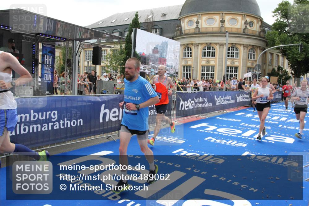 29.06.2025 - hella hamburg halbmarathon Michael Strokosch http://msf.ph/oto/8489062 29.06.2025 10:44:31 Ziel 1057, 4310, 4691, 7322, 8928, 12327, 12554, 14464, 14667, 16803, 17097, 17729, 18765, 18806 meine-sportfotos.de