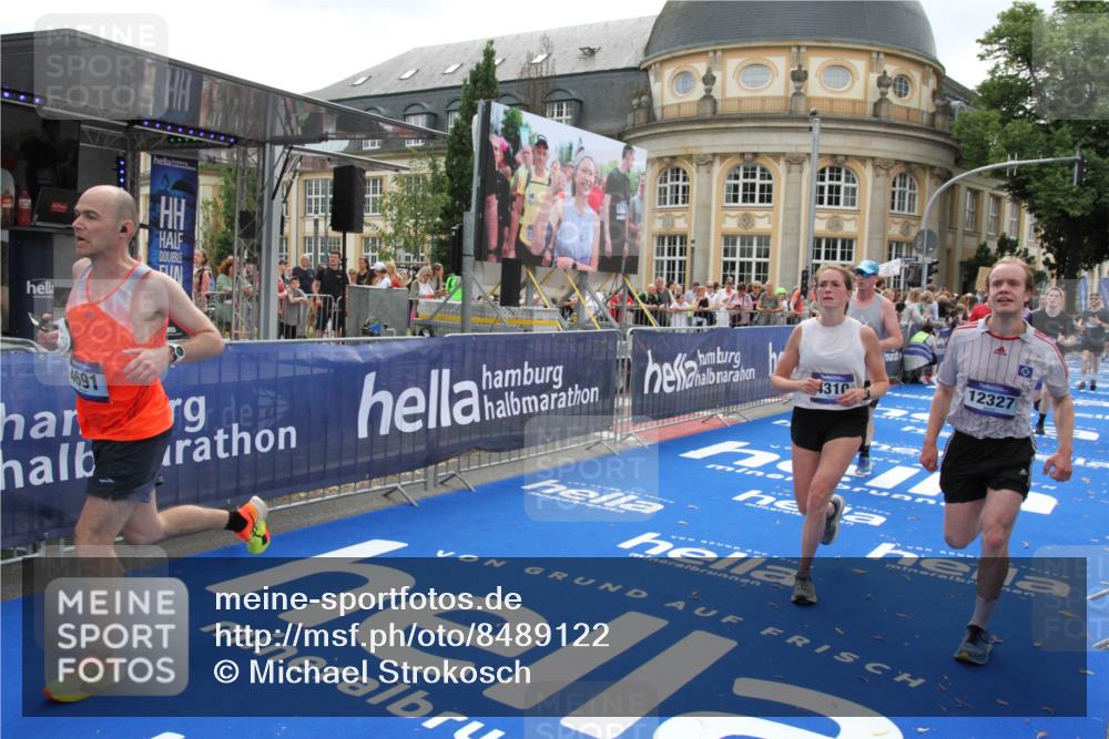 29.06.2025 - hella hamburg halbmarathon Michael Strokosch http://msf.ph/oto/8489122 29.06.2025 10:44:32 Ziel 1057, 3305, 4310, 4691, 7322, 8928, 12327, 12554, 14464, 14667, 15862, 16803, 17097, 17729, 18765, 18806 meine-sportfotos.de