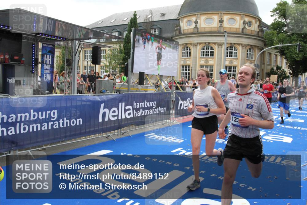 29.06.2025 - hella hamburg halbmarathon Michael Strokosch http://msf.ph/oto/8489152 29.06.2025 10:44:32 Ziel 1057, 3305, 4310, 4691, 7322, 8928, 12327, 12554, 14464, 14667, 15862, 16803, 17097, 17729, 18765, 18806 meine-sportfotos.de