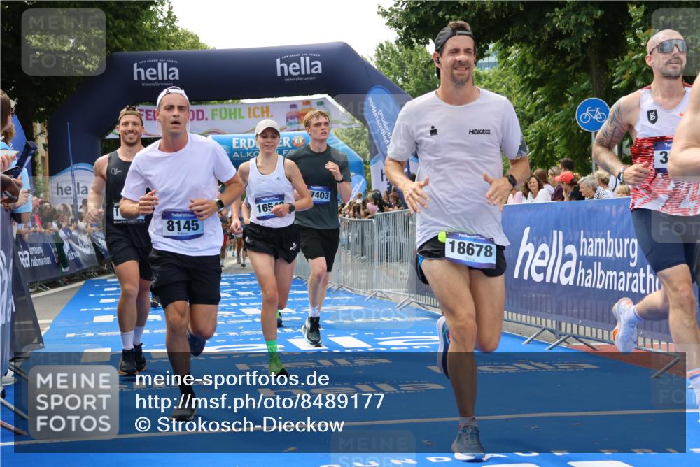 29.06.2025 - hella hamburg halbmarathon Strokosch-Dieckow http://msf.ph/oto/8489177 29.06.2025 10:43:53 Ziel 3437, 3697, 3907, 4981, 5624, 5692, 7185, 8063, 8145, 8900, 9043, 9374, 10493, 10596, 11778, 11809, 12438, 12966, 13897, 14861, 15383, 15512, 16062, 16549, 17376, 17403, 17516, 18650, 18678 meine-sportfotos.de