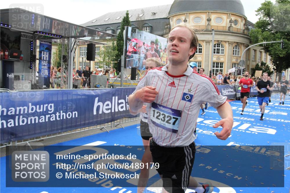 29.06.2025 - hella hamburg halbmarathon Michael Strokosch http://msf.ph/oto/8489179 29.06.2025 10:44:32 Ziel 1057, 3305, 4310, 4691, 7322, 8928, 12327, 12554, 14464, 14667, 15862, 16803, 17097, 17729, 18765, 18806 meine-sportfotos.de