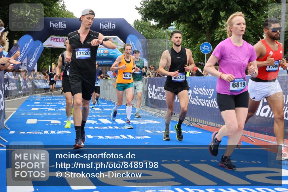 29.06.2025 - hella hamburg halbmarathon Strokosch-Dieckow http://msf.ph/oto/8489198 29.06.2025 10:45:10 Ziel 2188, 2270, 3917, 4997, 6054, 6375, 6575, 6819, 7087, 9302, 9710, 10064, 10313, 10741, 12783, 13919, 15365, 15563, 15636, 15651, 15741, 15760, 16513, 16685, 16689, 17120, 17960, 18346, 18718 meine-sportfotos.de
