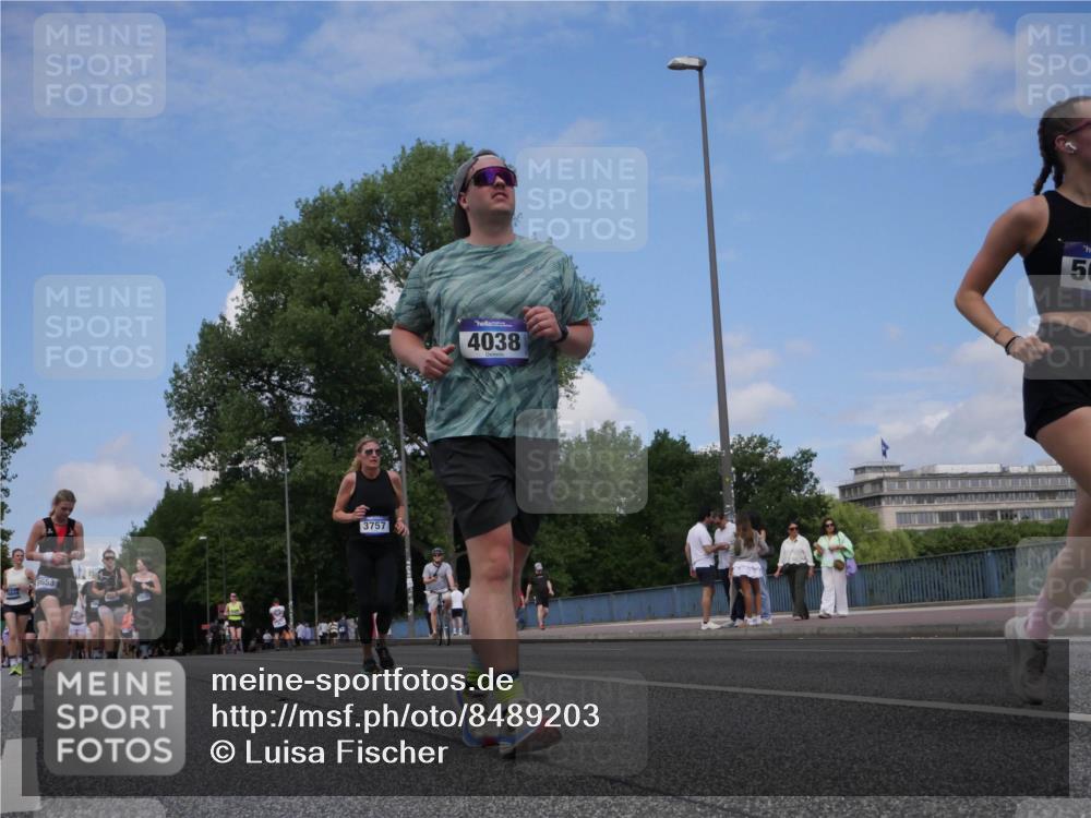 29.06.2025 - hella hamburg halbmarathon Luisa Fischer http://msf.ph/oto/8489203 29.06.2025 11:26:54 Kennedybrücke 653, 3757, 4038, 50, 3757, 4038, 4689, 5614, 5656, 9728 meine-sportfotos.de