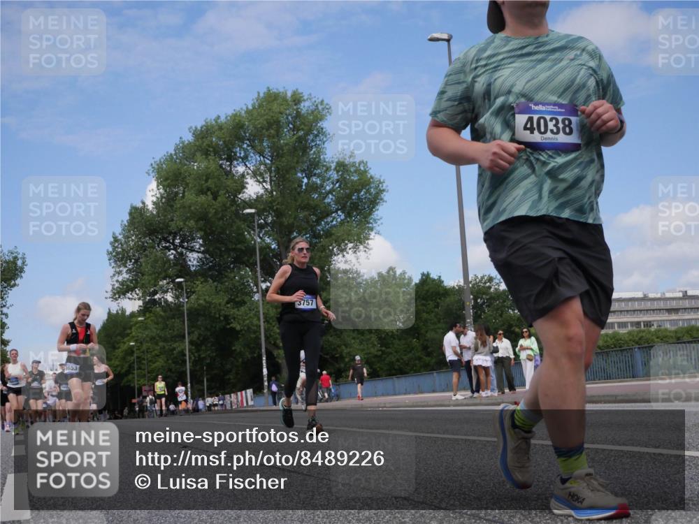 29.06.2025 - hella hamburg halbmarathon Luisa Fischer http://msf.ph/oto/8489226 29.06.2025 11:26:55 Kennedybrücke 653, 3757, 4038, 3757, 4038, 4689, 5614, 5656, 6221, 9728 meine-sportfotos.de