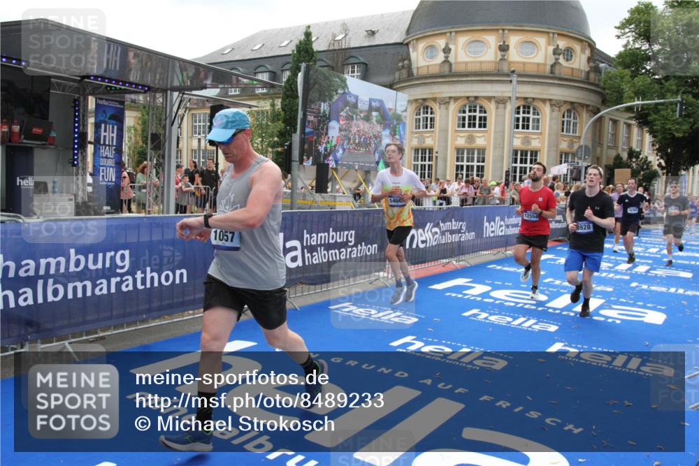 29.06.2025 - hella hamburg halbmarathon Michael Strokosch http://msf.ph/oto/8489233 29.06.2025 10:44:33 Ziel 1057, 1468, 3305, 4310, 4691, 7322, 7710, 8928, 12327, 12554, 14464, 14667, 15862, 17097, 17729, 18765, 18806 meine-sportfotos.de