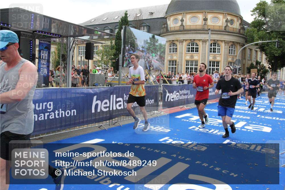 29.06.2025 - hella hamburg halbmarathon Michael Strokosch http://msf.ph/oto/8489249 29.06.2025 10:44:34 Ziel 1057, 1468, 2365, 2402, 3305, 4310, 4691, 5476, 6495, 7322, 7710, 8928, 12327, 12554, 14464, 14667, 15862, 17097, 17729, 18539, 18765 meine-sportfotos.de