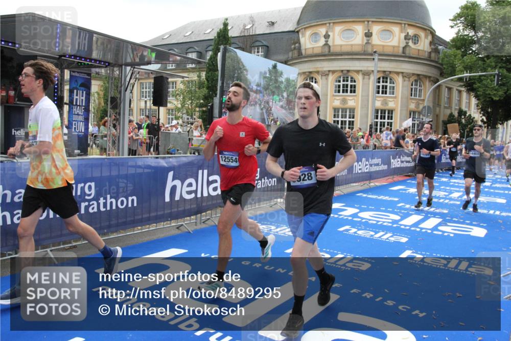 29.06.2025 - hella hamburg halbmarathon Michael Strokosch http://msf.ph/oto/8489295 29.06.2025 10:44:34 Ziel 1057, 1468, 2365, 2402, 3305, 4310, 4691, 5476, 6495, 7322, 7710, 8928, 12327, 12554, 14464, 14667, 15862, 17097, 17729, 18539, 18765 meine-sportfotos.de