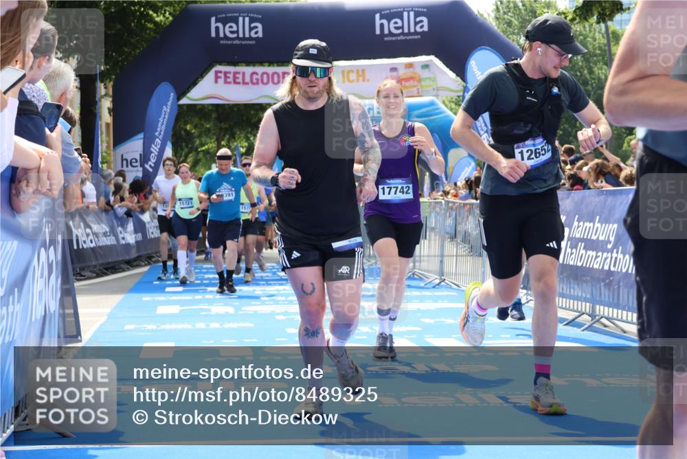 29.06.2025 - hella hamburg halbmarathon Strokosch-Dieckow http://msf.ph/oto/8489325 29.06.2025 11:30:11 Ziel 1148, 3029, 3050, 3600, 3601, 4111, 5110, 6724, 7820, 8687, 8688, 9217, 10391, 10826, 10921, 11076, 11872, 11984, 12062, 12126, 12652, 12896, 13045, 14572, 15721, 15722, 16447, 17742 meine-sportfotos.de