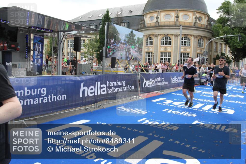 29.06.2025 - hella hamburg halbmarathon Michael Strokosch http://msf.ph/oto/8489341 29.06.2025 10:44:35 Ziel 1057, 1468, 2365, 2402, 3305, 5476, 6495, 7322, 7710, 8928, 12554, 12711, 14351, 14464, 14667, 14798, 15862, 17097, 17729, 18539, 18765 meine-sportfotos.de