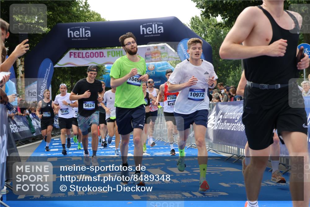 29.06.2025 - hella hamburg halbmarathon Strokosch-Dieckow http://msf.ph/oto/8489348 29.06.2025 10:43:51 Ziel 1976, 3437, 3697, 3907, 4981, 5624, 5692, 7185, 8063, 8145, 8900, 9043, 9159, 9374, 10493, 10596, 11153, 11778, 11809, 11848, 12438, 12966, 13897, 14861, 15383, 15512, 16062, 16105, 16549, 17376, 17403, 18650, 18678 meine-sportfotos.de