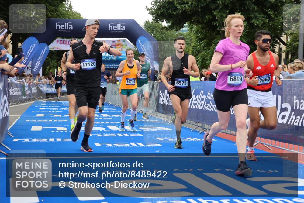 29.06.2025 - hella hamburg halbmarathon Strokosch-Dieckow http://msf.ph/oto/8489422 29.06.2025 10:45:10 Ziel 2188, 2270, 3917, 4997, 6054, 6375, 6575, 6819, 7087, 9302, 9710, 10064, 10313, 10741, 12783, 13919, 15365, 15563, 15636, 15651, 15741, 15760, 16513, 16685, 16689, 17120, 17960, 18346, 18718 meine-sportfotos.de