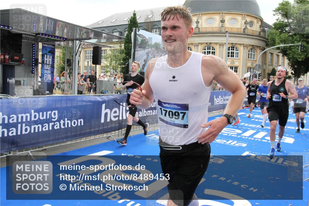 29.06.2025 - hella hamburg halbmarathon Michael Strokosch http://msf.ph/oto/8489453 29.06.2025 10:44:39 Ziel 1468, 1782, 2365, 2402, 3305, 4991, 5476, 6490, 6495, 7322, 7710, 10669, 12711, 14351, 14798, 14816, 15862, 16224, 17097, 18107, 18464, 18539, 18560, 18765, 18868, 19206 meine-sportfotos.de