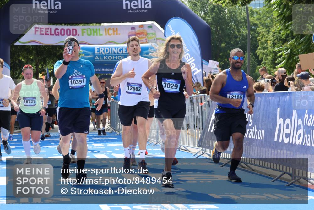 29.06.2025 - hella hamburg halbmarathon Strokosch-Dieckow http://msf.ph/oto/8489454 29.06.2025 11:30:14 Ziel 1148, 3029, 3050, 3600, 3601, 4111, 5110, 5806, 6724, 7820, 9217, 10391, 10826, 11076, 11872, 12062, 12126, 12652, 12896, 14572, 15721, 15722, 16447, 17742 meine-sportfotos.de