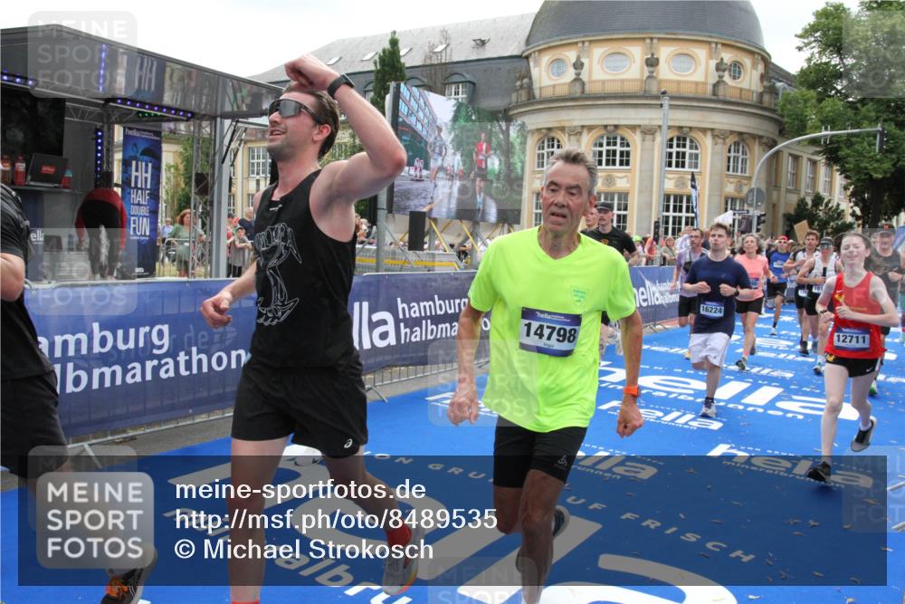 29.06.2025 - hella hamburg halbmarathon Michael Strokosch http://msf.ph/oto/8489535 29.06.2025 10:44:42 Ziel 1468, 1782, 2365, 2402, 4991, 5476, 6490, 6495, 7710, 10669, 12711, 14351, 14798, 14816, 15185, 15233, 16224, 18107, 18437, 18464, 18539, 18560, 18868, 19206 meine-sportfotos.de