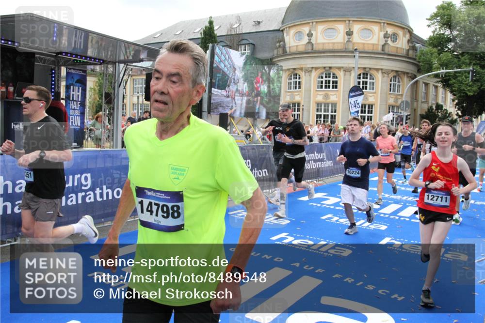 29.06.2025 - hella hamburg halbmarathon Michael Strokosch http://msf.ph/oto/8489548 29.06.2025 10:44:42 Ziel 1468, 1782, 2365, 2402, 4991, 5476, 6490, 6495, 7710, 10669, 12711, 14351, 14798, 14816, 15185, 15233, 16224, 18107, 18437, 18464, 18539, 18560, 18868, 19206 meine-sportfotos.de