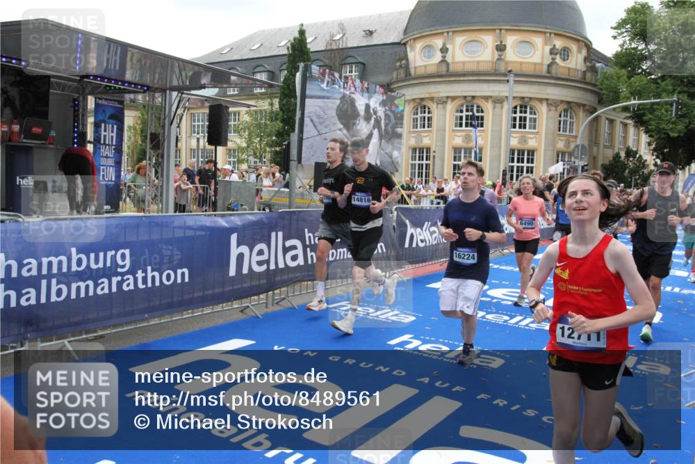 29.06.2025 - hella hamburg halbmarathon Michael Strokosch http://msf.ph/oto/8489561 29.06.2025 10:44:42 Ziel 1468, 1782, 2365, 2402, 4991, 5476, 6490, 6495, 7710, 10669, 12711, 14351, 14798, 14816, 15185, 15233, 16224, 18107, 18437, 18464, 18539, 18560, 18868, 19206 meine-sportfotos.de