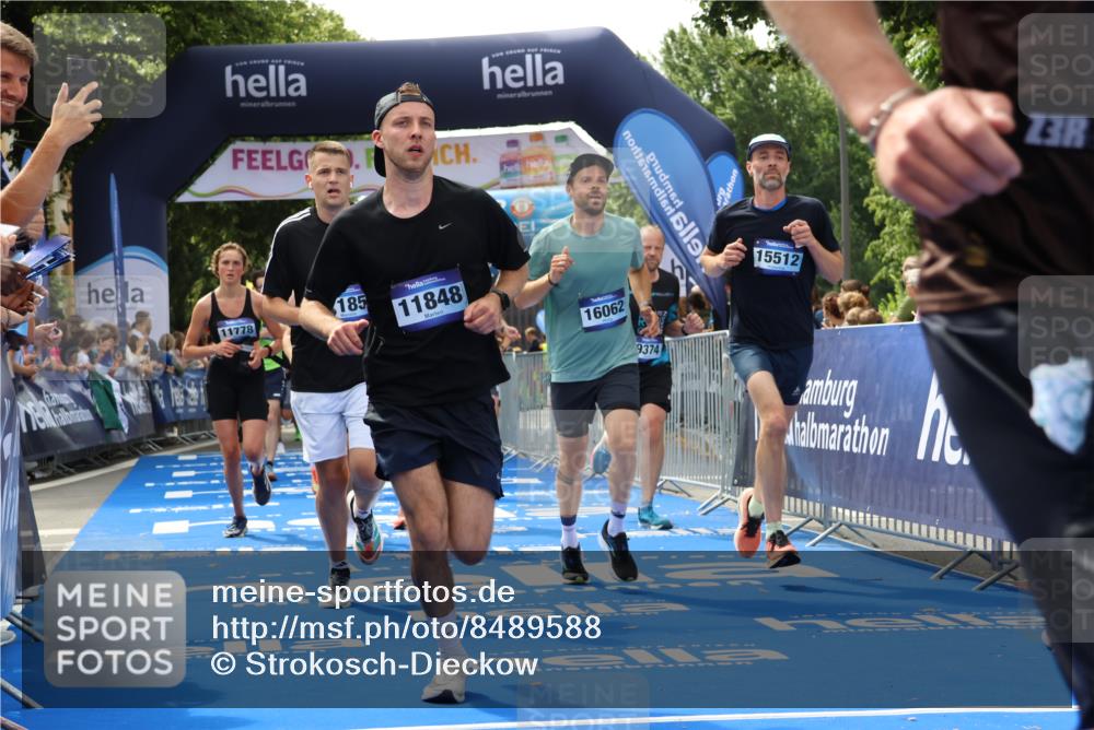 29.06.2025 - hella hamburg halbmarathon Strokosch-Dieckow http://msf.ph/oto/8489588 29.06.2025 10:43:46 Ziel 1976, 3437, 3697, 3907, 4318, 5624, 5692, 6903, 6991, 7185, 8145, 9043, 9114, 9159, 9374, 10493, 11153, 11778, 11809, 11848, 12966, 13421, 13897, 14201, 14210, 14861, 15328, 15512, 15932, 16062, 16105, 17376, 18650, 18678, 19090 meine-sportfotos.de