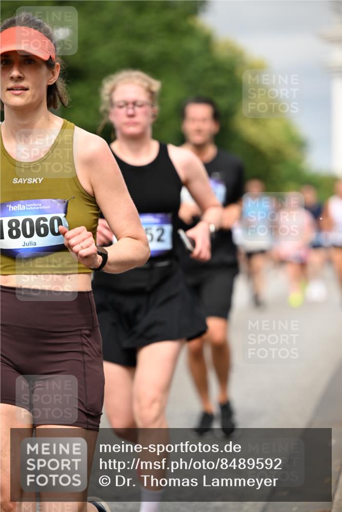 29.06.2025 - hella hamburg halbmarathon Dr. Thomas Lammeyer http://msf.ph/oto/8489592 29.06.2025 10:21:40 Kennedybrücke 1015, 1083, 1156, 1204, 1274, 1458, 1622, 1749, 1795, 2259, 3138, 3210, 3292, 3464, 3466, 3802, 3803, 4218, 4852, 5929, 5930, 6254, 6336, 6352, 6520, 6786, 7011, 7258, 7291, 7945, 8210, 8309, 8351, 8433, 8607, 9400, 9848, 10460, 10509, 10620, 10677, 11372 meine-sportfotos.de