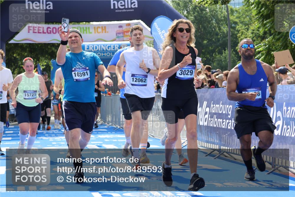 29.06.2025 - hella hamburg halbmarathon Strokosch-Dieckow http://msf.ph/oto/8489593 29.06.2025 11:30:15 Ziel 1148, 3029, 3050, 3600, 3601, 4111, 5110, 5783, 5806, 6724, 7820, 8031, 9217, 10391, 10826, 11076, 11872, 12062, 12126, 12652, 12896, 14572, 15721, 15722, 16447, 17742 meine-sportfotos.de