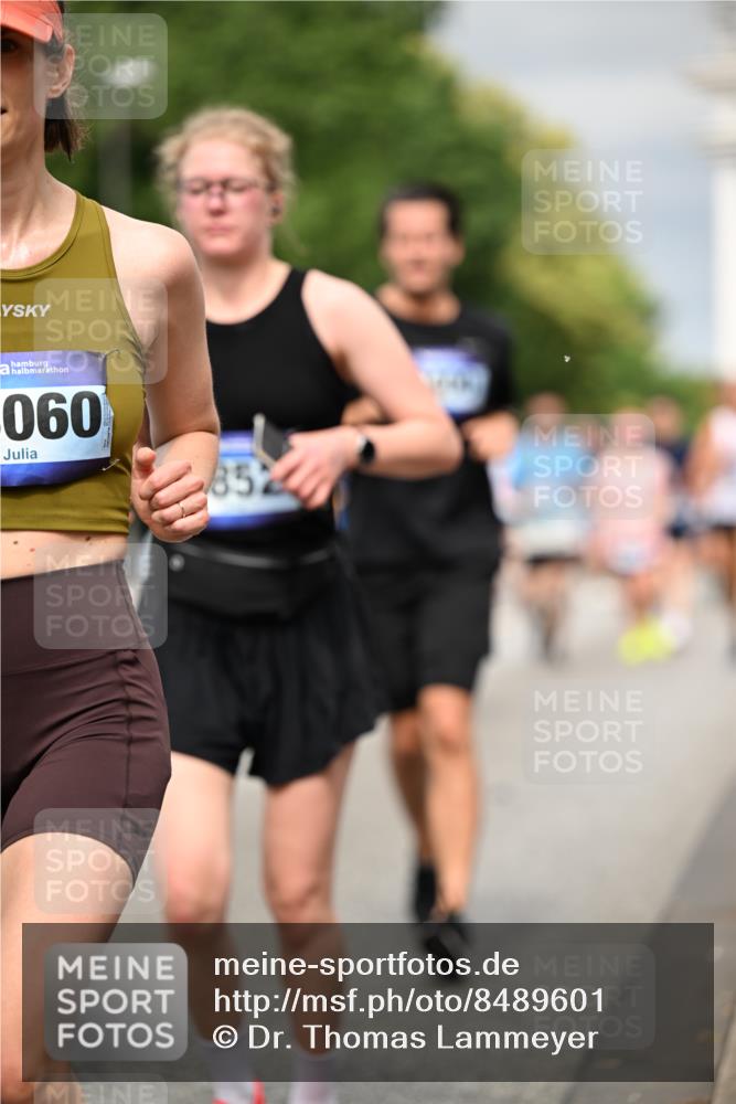 29.06.2025 - hella hamburg halbmarathon Dr. Thomas Lammeyer http://msf.ph/oto/8489601 29.06.2025 10:21:40 Kennedybrücke 1015, 1083, 1156, 1204, 1274, 1458, 1622, 1749, 1795, 2259, 3138, 3210, 3292, 3464, 3466, 3802, 3803, 4218, 4852, 5929, 5930, 6254, 6336, 6352, 6520, 6786, 7011, 7258, 7291, 7945, 8210, 8309, 8351, 8433, 8607, 9400, 9848, 10460, 10509, 10620, 10677, 11372 meine-sportfotos.de
