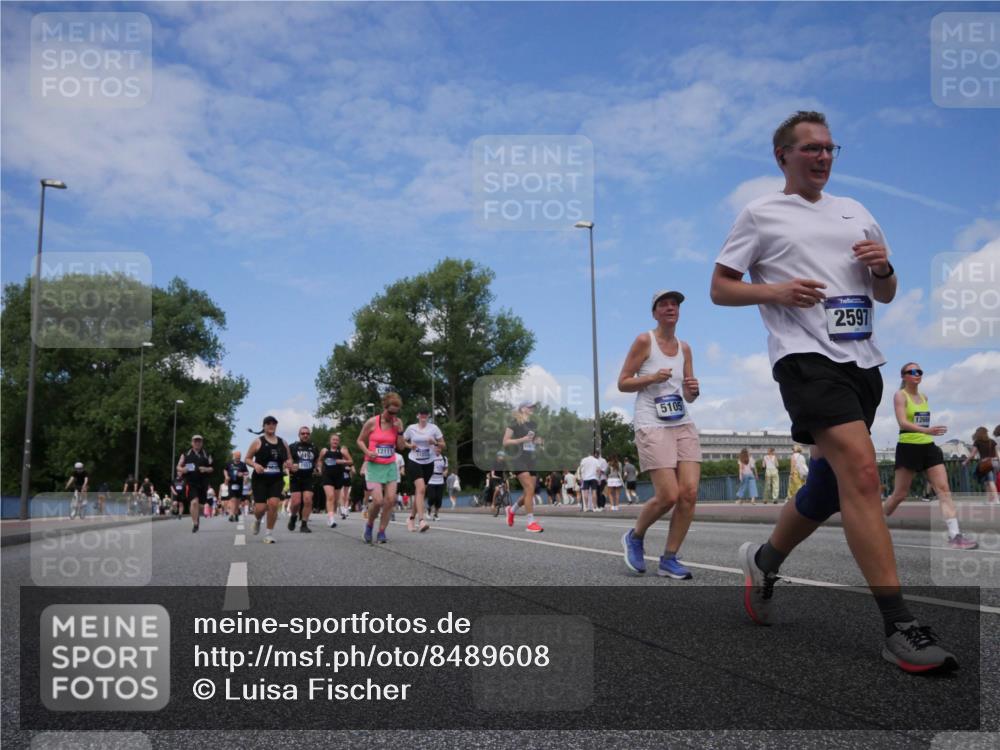 29.06.2025 - hella hamburg halbmarathon Luisa Fischer http://msf.ph/oto/8489608 29.06.2025 11:27:16 Kennedybrücke 1851, 12111, 5105, 2597, 1260, 1551, 2597, 2663, 2765, 4505, 5030, 5031, 5105, 5984, 6557, 7434, 8340 meine-sportfotos.de