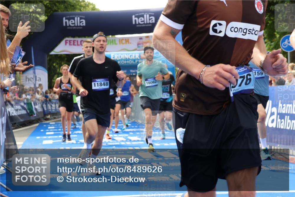 29.06.2025 - hella hamburg halbmarathon Strokosch-Dieckow http://msf.ph/oto/8489626 29.06.2025 10:43:46 Ziel 1976, 3437, 3697, 3907, 4318, 5624, 5692, 6903, 6991, 7185, 8145, 9043, 9114, 9159, 9374, 10493, 11153, 11778, 11809, 11848, 12966, 13421, 13897, 14201, 14210, 14861, 15328, 15512, 15932, 16062, 16105, 17376, 18650, 18678, 19090 meine-sportfotos.de