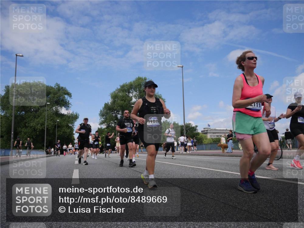 29.06.2025 - hella hamburg halbmarathon Luisa Fischer http://msf.ph/oto/8489669 29.06.2025 11:27:19 Kennedybrücke 551, 11841, 11, 1122, 1097, 1551, 2597, 2663, 2765, 5030, 5031, 5105, 5984, 6557, 7434, 8671 meine-sportfotos.de