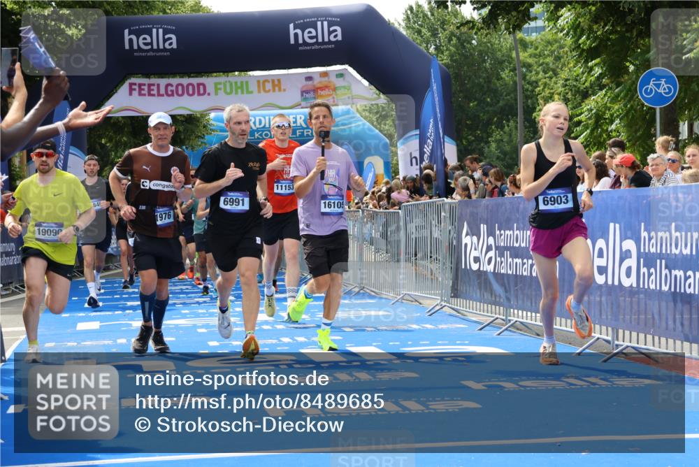 29.06.2025 - hella hamburg halbmarathon Strokosch-Dieckow http://msf.ph/oto/8489685 29.06.2025 10:43:43 Ziel 1976, 3116, 3437, 4318, 5624, 5692, 6903, 6991, 7185, 9043, 9114, 9159, 9374, 11153, 11778, 11848, 13421, 13897, 14201, 14210, 14690, 15328, 15512, 15932, 16062, 16105, 17912, 18449, 18650, 19090 meine-sportfotos.de